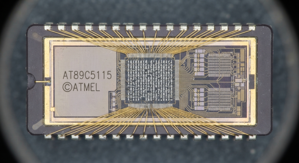 Un projet de déverrouillage de l'AT89C5115 concerne généralement la récupération ou l'analyse autorisée du firmware et des informations stockées dans la mémoire d'un dispositif existant, plutôt que le simple remplacement du circuit intégré. Lorsque le code source, le logiciel, le fichier hexadécimal, le fichier binaire ou les données de programmation d'origine sont devenus obsolètes, dépassés ou indisponibles, les ingénieurs peuvent devoir déterminer si le firmware et les données enregistrés peuvent être récupérés. Selon l'état du dispositif et sa configuration de protection, l'analyse professionnelle du microcontrôleur peut faire appel à des techniques de crack, de déverrouillage, de dump, de lecture, de décryptage, de copie ou de réplication dans un environnement d'ingénierie autorisé. Les spécialistes peuvent examiner la Flash, l'EEPROM, l'architecture de mémoire, le contenu du programme et les formats de fichier firmware disponibles de l'AT89C5115 afin de déterminer une méthode pratique de récupération. Ainsi, la récupération du code AT89C5115, l'extraction du firmware AT89C5115, la récupération de la Flash AT89C5115 et la récupération de l'EEPROM AT89C5115 constituent des besoins d'ingénierie pertinents lorsque l'accès par programmation conventionnelle n'est plus suffisant.