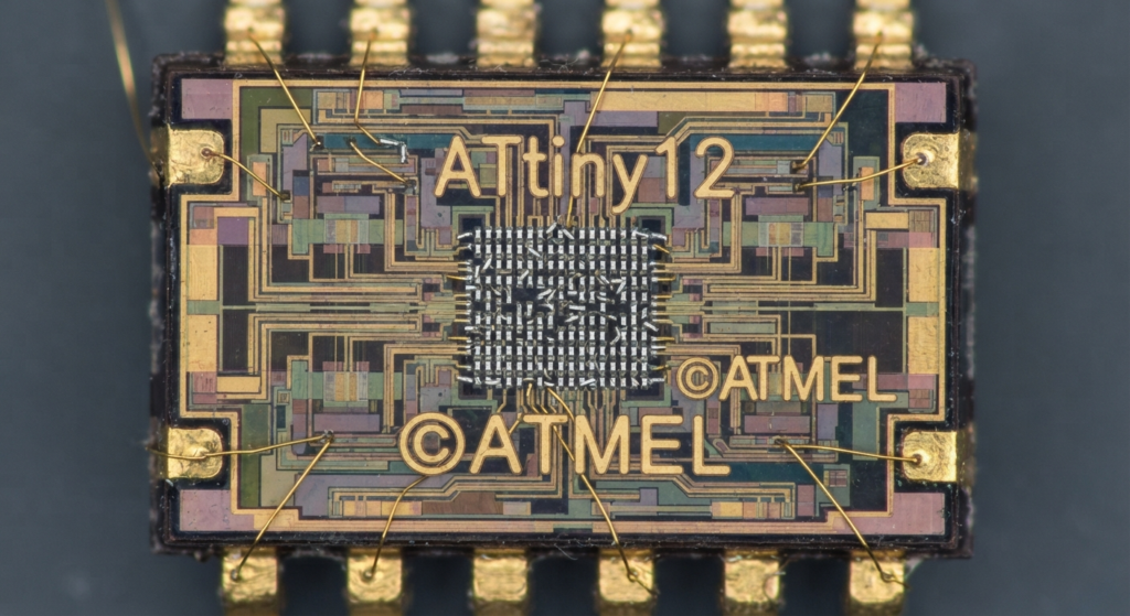 De marktbehoefte aan firmwareherstel voor de ATtiny12 hangt nauw samen met de lange levensduur van embedded producten. Een ATtiny12-controller kan vele jaren aanwezig blijven in een huishoudelijk apparaat, instrument, industriële module, consumentenproduct of gespecialiseerde elektronische assemblage, nadat het oorspronkelijke engineeringteam al is gestopt met ondersteuning. Wanneer een ATtiny12 deel uitmaakt van een verouderd of achterhaald product, kan de hardware nog steeds waardevol zijn, ook wanneer de oorspronkelijke broncode, software, programmeer-bestand of productiearchief niet meer kan worden gevonden. Het rechtmatig herstellen van firmware, binaire gegevens, heximal, programma, gegevens, flash of eeprom kan daarom ondersteuning bieden bij reparatie, ontwikkeling van vervangende printplaten, probleemoplossing, productmigratie en langdurig onderhoud van apparatuur. Voor fabrikanten en eigenaren van apparatuur kan het bewaren van embedded software bovendien de noodzaak verminderen om een volledig legacy-besturingssysteem vanaf nul opnieuw te ontwikkelen.