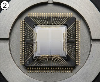 La creciente demanda del mercado industrial moderno de replicar, copiar o extraer estos archivos lógicos profundamente integrados desde el CPLD ALTERA EPM240T100A5N está impulsada principalmente por necesidades prácticas de la cadena de suministro y la preservación de activos. Una gran cantidad de líneas de producción activas, subestaciones eléctricas automatizadas e infraestructuras de transporte de alta precisión funcionan continuamente sobre sistemas de control gobernados por dispositivos lógicos programables o matrices de macroceldas obsoletas o totalmente desactualizadas.
Cuando el CPLD ALTERA EPM240T100A5N original deja de estar disponible o el repositorio maestro del código fuente se pierde debido a corrupción de datos heredados, extraer el programa operativo desde un módulo ALTERA EPM240T100A5N superviviente y funcional se convierte en la única forma realista de mantener la continuidad del negocio.
Conservar estos datos algorítmicos críticos en un archivo permanente proporciona a los equipos corporativos de desarrollo los medios para clonar componentes esenciales, reemplazar placas lógicas dañadas y proteger maquinaria costosa frente a fallos operativos indefinidos sin comprometer millones en un rediseño completo del sistema.