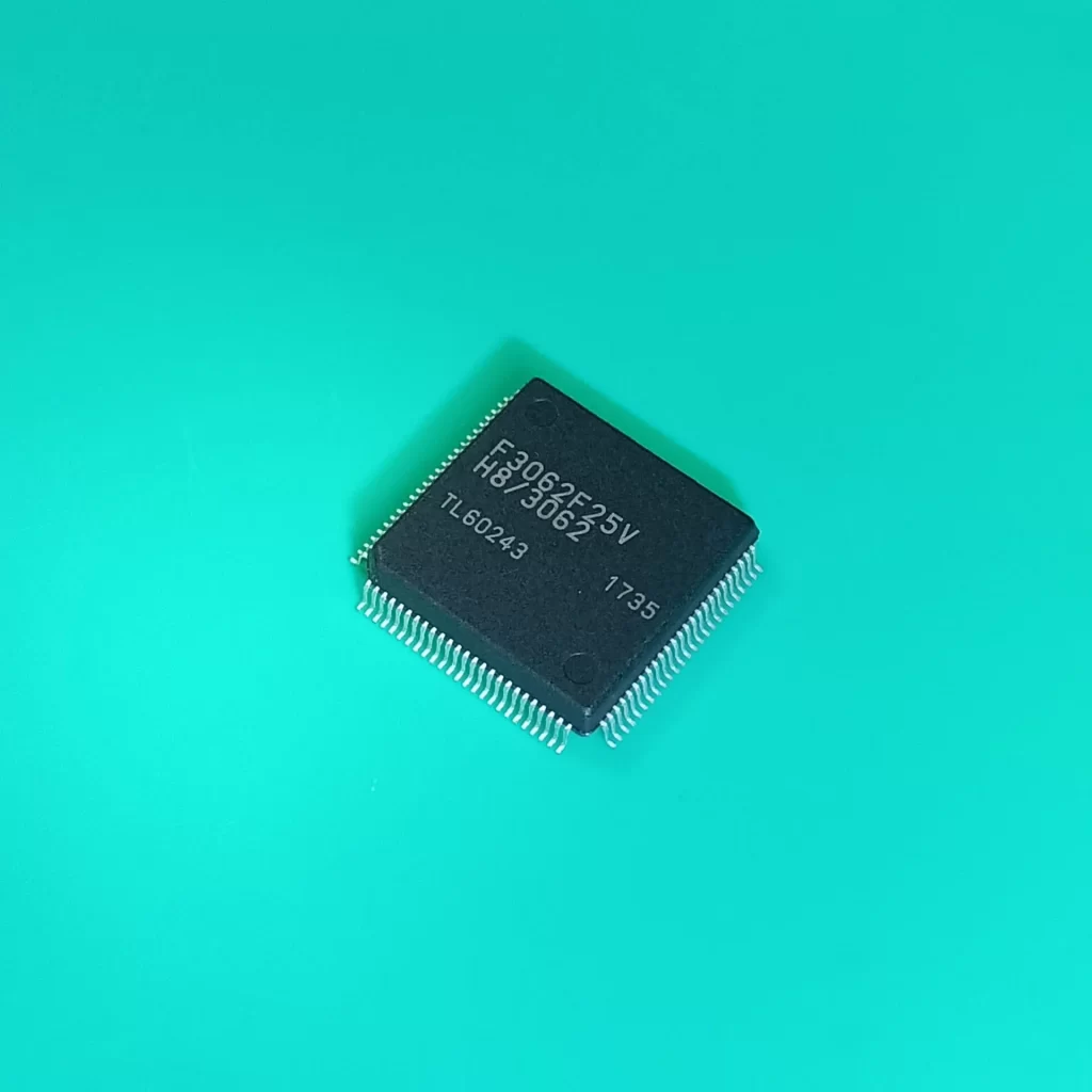 Das Kopieren eines gesicherten/gesperrten Renesas HD64F3062B MCU ist mehr als ein einfacher Lesevorgang. Renesas und Systemintegratoren verwenden verschiedene Schutzmechanismen (Auslesesperre, Verschleierung, verschlüsselte Archive und Hardware-Sperren), um unbefugtes Extrahieren, Duplizieren oder Klonen von geistigem Eigentum zu verhindern. Zu den größten Schwierigkeiten zählen:
Ausleseschutz: Der gesperrte Speicher des Renesas Mikrocontrollers HD64F3062B verhindert, dass Standardtools Flash und EEPROM direkt auslesen oder sichern.
Verschlüsselter/verschleierter Code: Selbst wenn Binärdaten erfasst werden, können diese verschlüsselt oder in einer Form gespeichert sein, die eine nicht triviale Dekodierung erfordert.
Manipulationsschutz: Physische Manipulationsschutzmaßnahmen können bei invasiven Zugriffsversuchen auf den verschlüsselten Renesas HD64F3062B Mikroprozessor destruktive Löschungen auslösen.
Datenintegrität und -rekonstruktion: Partielle Dumps oder beschädigte Archive erfordern eine sorgfältige Analyse, um verwendbaren Quellcode oder funktionsfähige Binärdateien zu rekonstruieren.
Rechtliche und IP-Beschränkungen: Das unbefugte Kopieren oder Klonen von Firmware kann gegen Urheberrechte, Lizenzbestimmungen oder gesetzliche Vorschriften verstoßen.
