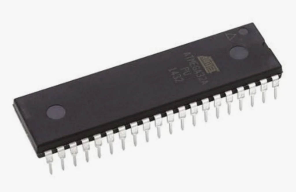 L'unica logica operativa completa esiste come firmware embedded memorizzato all'interno di un MCU Microchip ATmega32A protetto e bloccato, mentre il codice sorgente originale, il programma di sviluppo o il file compilato sono andati persi a causa di ristrutturazioni aziendali, linee di prodotto fuori produzione o team di ingegneri obsoleti. In tali condizioni, le organizzazioni cercano di estrarre, leggere o scaricare l'archivio dati binario o esadecimale interno dal microcontrollore Microchip ATmega32A per recuperare funzionalità, replicare il comportamento hardware o migrare in sicurezza il progetto su una piattaforma di microprocessore più recente senza costose riqualificazioni. Tecnicamente, tentare di copiare o estrarre dati da un microprocessore Microchip ATmega32A bloccato è tutt'altro che semplice, poiché il dispositivo incorpora diversi livelli di controllo degli accessi protetti, inclusi meccanismi di fusibile e lock-bit specificamente progettati per impedire la lettura, la decifratura o la duplicazione diretta non autorizzate.