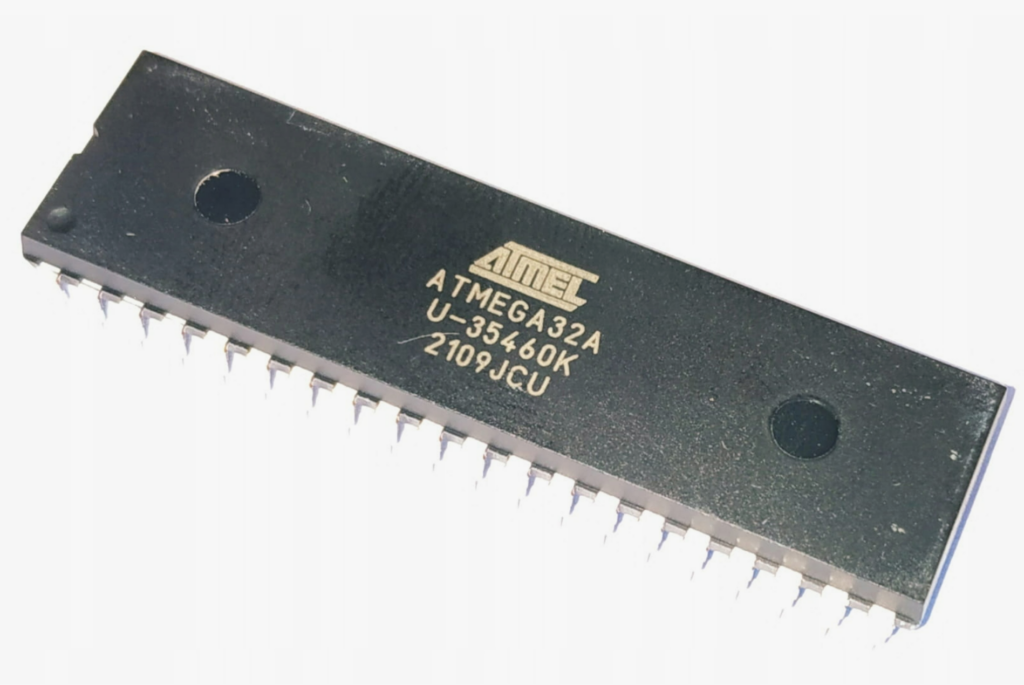 La única lógica operativa completa existe como firmware integrado almacenado dentro de un MCU Microchip ATmega32A protegido y bloqueado, mientras que el código fuente original, el programa de desarrollo o el archivo compilado se han perdido debido a la reestructuración de la empresa, líneas de producto discontinuadas o equipos de ingeniería obsoletos. En tales condiciones, las organizaciones buscan extraer, leer o volcar el archivo interno de datos binarios o hexadecimales del microcontrolador Microchip ATmega32A para recuperar la funcionalidad, replicar el comportamiento del hardware o migrar de forma segura el diseño a una plataforma de microprocesador más nueva sin un rediseño costoso. Técnicamente, intentar copiar o extraer datos de un microprocesador Microchip ATmega32A bloqueado no es nada sencillo, ya que el dispositivo incorpora múltiples capas de control de acceso protegido, incluyendo mecanismos de fusible y bit de bloqueo diseñados específicamente para evitar la lectura, el descifrado o la duplicación directa no autorizados.