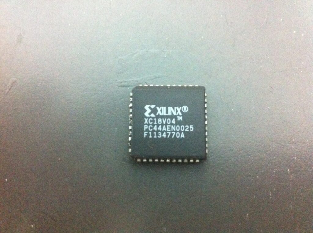 Hack Microprocessor IC Xilinx XC18V04PC44C Prom stanowi podstawę technicznej dyskusji na temat odzyskiwania i analizowania konfiguracji oraz danych przechowywanych w starszych urządzeniach typu PROM/CPLD, takich jak Xilinx XC18V04PC44C. Chociaż słowo „hack” jest często używane luźno w kręgach inżynierskich w odniesieniu do głębokiej analizy technicznej, zadania inżynierskie polegają głównie na starannym odczytaniu, ekstrakcji danych kryminalistycznych i zdyscyplinowanej inżynierii wstecznej przechowywanego archiwum binarnego lub danych urządzenia. Zaprogramowana zawartość zabezpieczonego układu CPLD Xilinx XC18V04PC44C — reprezentowana jako JED, strumień bitów lub surowy plik heksadecymalny — funkcjonuje jako niezmienny program sprzętowy, który steruje logiką, synchronizacją i zachowaniem wejścia/wyjścia. Typowe nieniszczące przepływy pracy obejmują kontrolowane próby odczytu w celu wyodrębnienia dowolnej dostępnej konfiguracji, a następnie solidne dekodowanie i analizę przechwyconych danych. Gdy dostępny jest częściowy zrzut danych, systematyczna inżynieria wsteczna może ujawnić tablice prawdy, maszyny stanów i mapowanie, które pozwalają inżynierom na replikację, duplikację lub ponowne wykorzystanie oryginalnej logiki w nowoczesnych platformach FPGA lub szyfrowanych CPLD Xilinx XC18V04PC44C. W niektórych przypadkach zweryfikowane obrazy konfiguracji umożliwiają upoważnionym zespołom kopiowanie lub klonowanie zachowań na zamienny układ scalony w celu przywrócenia funkcjonalności produktu.