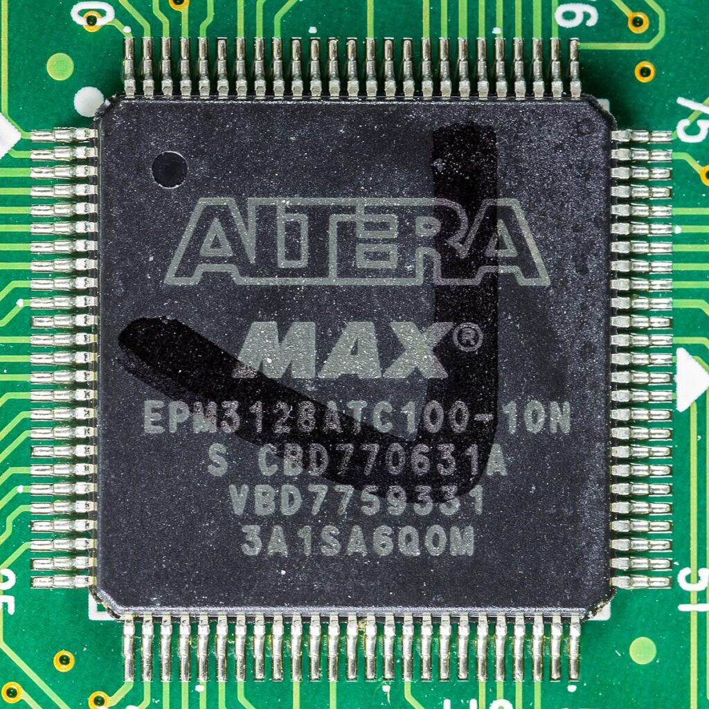 Fabricantes e projetistas implementam configurações protegidas/bloqueadas do CPLD EPM3128ATC100 para proteger a propriedade intelectual e impedir a duplicação não autorizada. Proteções comuns podem incluir bloqueio de leitura e ofuscação do arquivo de configuração. O resultado é que mesmo os proprietários legítimos às vezes não conseguem ler, descarregar ou extrair o arquivo incorporado do CPLD EPM3128ATC100 protegido/criptografado usando ferramentas padrão. Recuperar ou replicar a configuração é, portanto, uma tarefa especializada: o formato do arquivo é específico do fornecedor, o layout da memória pode ser proprietário e o acesso físico ao chip CPLD EPM3128ATC100 acarreta o risco de danos irreversíveis.