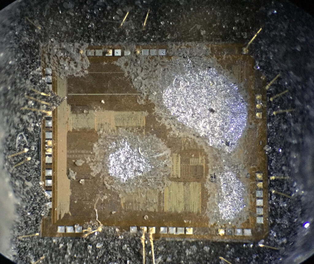Das Lesen einer gesicherten oder verschlüsselten MCU wie dem PIC16F913 ist alles andere als einfach. Die wichtigsten Herausforderungen sind: Flash-Leseschutz – Die im Flash gespeicherte Firmware ist oft unlesbar, sobald die Schutzbits gesetzt sind. Versuche, den Speicher zu dumpen, können zu beschädigten oder gelöschten Daten führen. EEPROM-Zugriffsbeschränkungen – Der Zugriff auf das EEPROM ohne entsprechende Entsperrsequenzen oder Konfiguration ist in der Regel blockiert. Schnittstellensperren – Debug-Schnittstellen wie ICSP sind häufig gesperrt, was das Knacken, Hacken oder die Interaktion mit dem Chip mit herkömmlichen Werkzeugen erschwert. Schwierigkeiten beim Reverse Engineering – Selbst wenn teilweise hexadezimale oder binäre Daten wiederhergestellt werden, erfordert das Dekodieren und Entschlüsseln der Informationen zur Rekonstruktion des ursprünglichen Quellcodes fortgeschrittene Kenntnisse im Reverse Engineering.