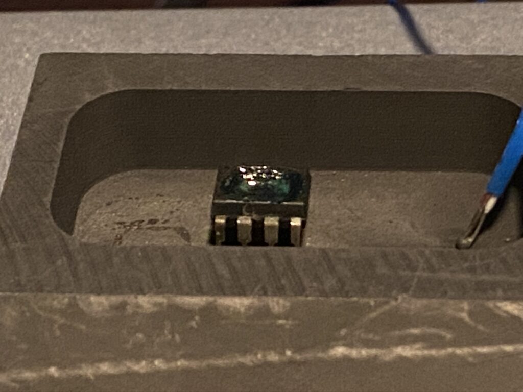 Freescale MC9S12XDG128 to wydajny 16-bitowy mikrokontroler (MCU) używany w szerokiej gamie zastosowań motoryzacyjnych i przemysłowych. Znany z wysokiej wydajności i niskiego zużycia energii, posiada również zabezpieczone systemy pamięci, zaprojektowane w celu ochrony wbudowanego oprogramowania układowego, danych binarnych i zawartości EEPROM przed nieautoryzowanym dostępem. Jednak w niektórych scenariuszach — takich jak utrata kodu źródłowego, uaktualnienia systemu lub odzyskiwanie starszych urządzeń — może zaistnieć potrzeba odzyskania zablokowanej zawartości heksymalnej z układu.