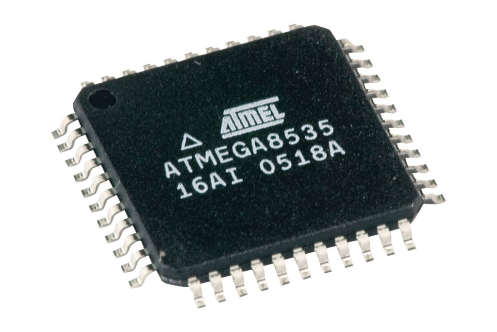 Desbloquear un microcontrolador AVR bloqueado, como el Microchip ATmega8535, implica eludir o desactivar sus fusibles de seguridad internos (específicamente los bits de bloqueo 1 y 2), que impiden la lectura externa de la memoria FLASH y EEPROM. Cuando un microcontrolador Microchip ATmega8535 está protegido, las herramientas de programación estándar no pueden extraer su contenido binario. El desbloqueo consiste en explotar vulnerabilidades de hardware conocidas (por ejemplo, inyección de fallos, fluctuaciones de potencia o sondeo invasivo) para forzar al microprocesador de protección Microchip ATmega8535 a un estado que permita el acceso a la memoria. Una vez desbloqueado, los ingenieros pueden realizar una lectura completa del programa, copiar el archivo hexadecimal o binario, replicar el firmware en un microcontrolador vacío o incluso descifrar datos codificados. Este proceso no altera el código fuente original; simplemente extrae el código máquina.