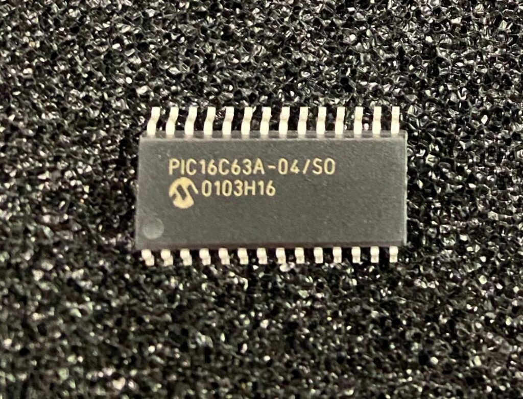 Захищений мікроконтролер Microchip PIC16C63A використовує архітектуру OTP flash/eeprom, яку не можна переписати після розгортання. Єдина повна версія вихідного коду або двійкової програми часто існує всередині повністю герметичного та часто захищеного пристрою. Оскільки документація до продукту втрачається, а файли розробки застарівають, виробникам зрештою доводиться зчитувати, скидати або реплікувати внутрішню пам'ять заблокованого мікроконтролера Microchip PIC16C63A для підтримки технічного обслуговування, відтворення або переробки. Архітектура безпеки Microchip, особливо з пристроями PIC16 на основі OTP, вводить кілька рівнів захисту, які ускладнюють будь-яку спробу копіювання, злому або розшифрування вбудованої програми. Після встановлення конфігураційних запобіжників захисний мікропроцесор Microchip PIC16C63A навмисно блокується від зовнішнього доступу. Інженери стикаються з кількома проблемами: біти безпеки, що блокують звичайне внутрішньосхемне зчитування; механізми незворотного блокування, які неможливо скинути без пошкодження програми; структури пам'яті, чутливі до неправильних послідовностей доступу; відсутність портів налагодження або сучасних інтерфейсів на старіших серіях PIC; технологія OTP, яка не дає другого шансу, якщо видано неправильні команди. Через ці обмеження некваліфіковані спроби розблокувати або скинути зашифрований мікроконтролер Microchip PIC16C63A часто призводять до постійної втрати прошивки. Складність полягає не лише в декодуванні шістнадцяткового образу, але й у збереженні цілісності даних без пошкодження пристрою під час вилучення.