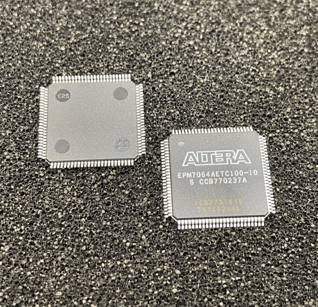 Die gesperrte Altera EPM7064AETC100-Familie (Geräte aus der CPLD/JTAG-Ära) speichert die Designkonfiguration in einem proprietären Dateiformat (üblicherweise eine JED-Datei oder ähnliches). Diese Konfiguration ist das geistige Eigentum, das das Verhalten des Geräts in Hardwaresystemen definiert.
Das Extrahieren und Wiederherstellen der Konfiguration aus einem gesicherten CPLD Altera EPM7064AETC100 ist mit erheblichen, nicht trivialen Herausforderungen verbunden, die über einfache Lösungen hinausgehen: Anbieter implementieren Schutzmechanismen, um unbefugtes Kopieren oder Manipulation zu verhindern; diese Kontrollen dienen gezielt der Sicherheit von geistigem Eigentum und Produkten. Konfigurationsarchive und Gerätesicherungen können in herstellerspezifischen Binär- oder JED-ähnlichen Formaten gespeichert sein, die eine sorgfältige Interpretation erfordern. Invasive Analysen oder unvorsichtige Handhabung können das geschützte CPLD Altera EPM7064AETC100 beschädigen oder die Konfiguration löschen, wodurch ein dauerhafter Datenverlust droht. Schwierigkeit der Rekonstruktion: Selbst wenn ein Teildump verfügbar ist, kann die Rekonstruktion eines voll funktionsfähigen HDL oder eines funktionalen Äquivalents umfangreiche Reverse-Engineering- und Validierungsarbeiten erfordern.