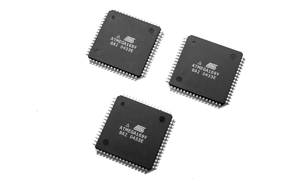 Recuperar el firmware de un microchip ATmega169V bloqueado no es tarea fácil. El MCU ATmega169V ATMEL protegido incluye bits de bloqueo de seguridad diseñados para evitar la extracción no autorizada de firmware. Los intentos de acceso incorrectos pueden activar funciones de borrado automático que eliminan permanentemente la memoria del programa. Además, los microcontroladores ATmega169V ATMEL con protección que han estado en funcionamiento durante muchos años pueden presentar celdas de memoria Flash degradadas, segmentos de EEPROM inestables o volcados de firmware incompletos debido al ruido eléctrico o la tensión ambiental. Las secciones de programa cifradas, las implementaciones personalizadas del gestor de arranque y los datos de configuración propietarios complican aún más el proceso de extracción. Por lo tanto, mantener la precisión e integridad del archivo de firmware recuperado del microprocesador ATmega169V ATMEL bloqueado es fundamental para una replicación exitosa del MCU.