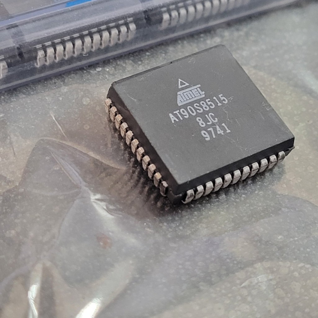 Desbloquear un microcontrolador ATMEL AT90S8515 bloqueado es un proceso complejo y delicado. El MCU ATMEL AT90S8515 puede incluir memoria Flash cifrada, regiones EEPROM protegidas y configuraciones de fusibles que impiden la lectura del firmware. Por lo tanto, extraer un archivo binario fiable de un microprocesador ATMEL AT90S8515 bloqueado requiere un control preciso, herramientas de diagnóstico avanzadas y procedimientos de validación estrictos para garantizar la integridad de los datos del programa recuperados. Nuestra experiencia en la extracción de firmware de microcontroladores AVR como el AT90S8515 nos permite ofrecer soluciones integrales a los usuarios finales. Nos especializamos en la extracción de firmware de microprocesadores ATMEL AT90S8515 seguros, cifrados o bloqueados, la reconstrucción de archivos binarios y hexadecimales completos y la entrega de archivos de programa listos para usar para la replicación del MCU. Al ayudar a nuestros clientes a desbloquear la memoria protegida del microcontrolador AVR AT90S8515, recuperar datos críticos del firmware y reconstruir archivos de software, apoyamos la producción continua, el mantenimiento eficiente y la prolongación del ciclo de vida de los sistemas embebidos. La extracción y restauración del firmware de un microcontrolador AVR AT90S8515 protegido transforma la memoria inaccesible del chip en un recurso de ingeniería reutilizable.