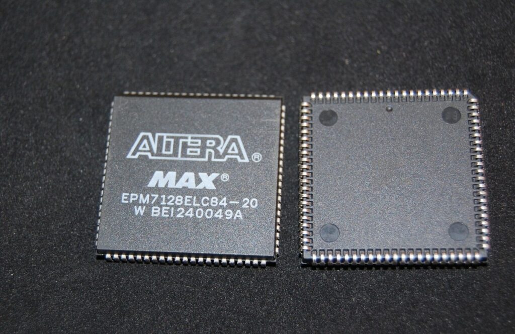 Una recuperación exitosa permite a los ingenieros desbloquear, restaurar y mantener hardware crítico que depende de la lógica precisa almacenada en el dispositivo. El análisis del circuito integrado PLD Altera EPM7128ELC84-10 describe un riguroso esfuerzo de ingeniería centrado en examinar el circuito integrado protegido Altera EPM7128ELC84-10, intentar una lectura controlada, realizar un análisis de volcado estructurado y traducir los datos de configuración codificados a una representación utilizable. Al combinar métodos de extracción avanzados con experiencia en decodificación lógica, los ingenieros pueden replicar o restaurar la funcionalidad esencial del hardware, superando así los desafíos que presentan las arquitecturas PLD encriptadas, protegidas y bloqueadas del Altera EPM7128ELC84-10.