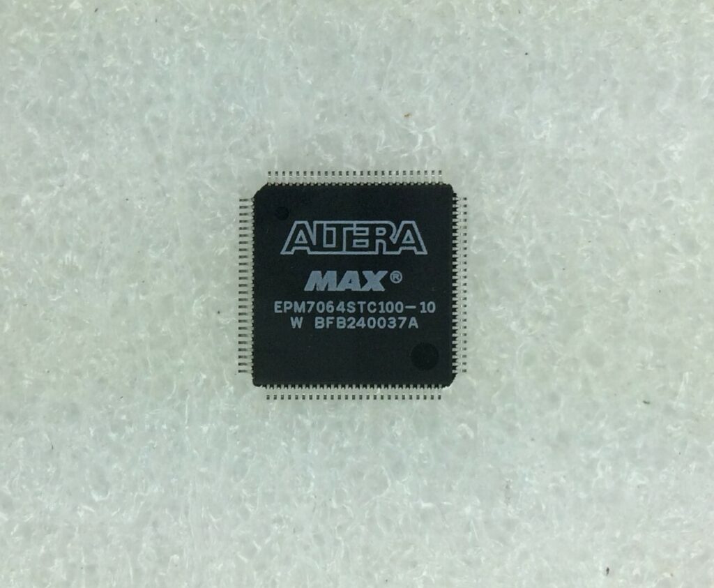 A família Altera EPM7064AETC100 bloqueada (dispositivos da era CPLD/JTAG) armazena a configuração do projeto em um formato de arquivo proprietário (geralmente um arquivo JED ou similar), e essa configuração é a propriedade intelectual que define o comportamento do dispositivo em sistemas de hardware.
Extrair e restaurar a configuração de um CPLD Altera EPM7064AETC100 protegido envolve desafios significativos e não triviais que vão além das soluções de "pressionar um botão": os fornecedores implementam proteção para impedir cópias ou adulterações não autorizadas; esses controles são salvaguardas intencionais para a segurança de propriedade intelectual e do produto. Arquivos de configuração e fusíveis de dispositivos podem ser armazenados em formatos binários específicos do fornecedor ou semelhantes a JED, que exigem interpretação cuidadosa. Análises invasivas ou manuseio descuidado podem danificar o CPLD Altera EPM7064AETC100 de proteção ou apagar a configuração, com risco de perda permanente de dados. Dificuldade de Reconstrução: Mesmo quando um dump parcial está disponível, reconstruir um HDL totalmente funcional ou equivalente funcional pode exigir um trabalho substancial de engenharia reversa e validação.