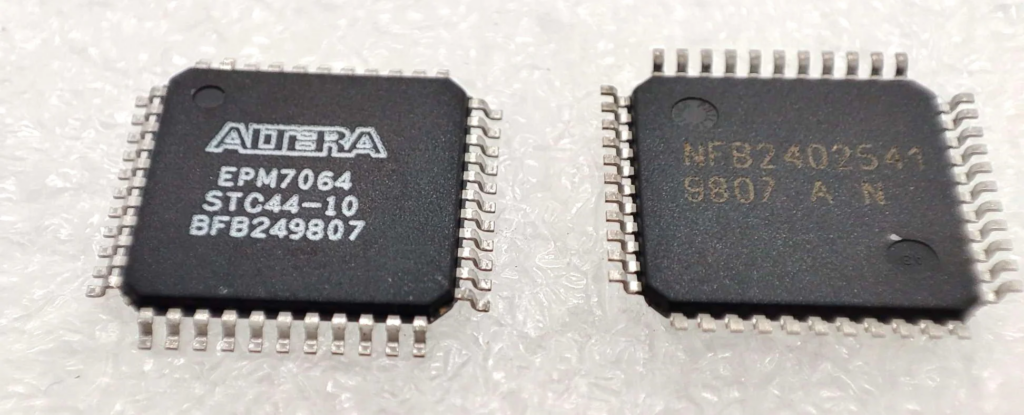 Altera CPLD EPM7064STC44-10, zamanlama açısından kritik, düşük güç gerektiren gömülü uygulamalarda güvenilirliğiyle bilinen, yaygın olarak kullanılan Karmaşık Programlanabilir Mantık Aygıtıdır (CPLD). Hem tüketici hem de endüstriyel elektronikte mantığı, arayüzleri ve özel dijital işlevleri kontrol etmede önemli bir rol oynar. Esnek mimarisi ve programlanabilirliği nedeniyle, genellikle son derece değerli kabul edilen ve genellikle yetkisiz erişime karşı güvenli veya korumalı olan tescilli aygıt yazılımını, yapılandırma verilerini ve mantık dosyalarını depolar.