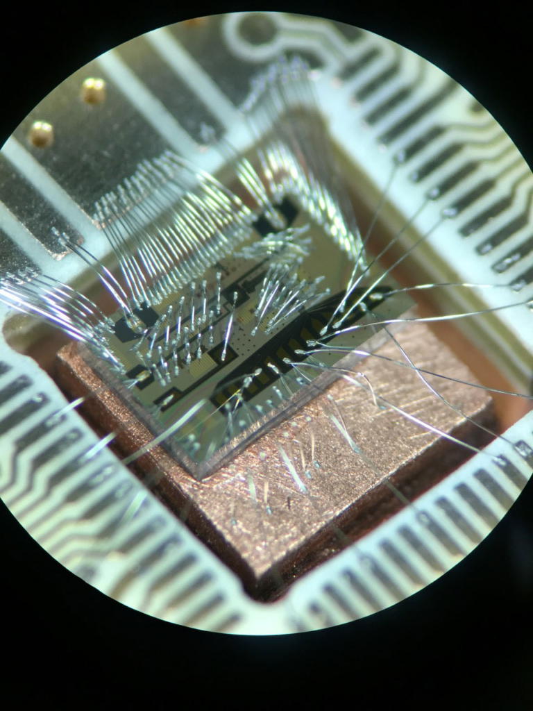 Clonazione e replica del firmware
Una volta recuperato correttamente il codice sorgente protetto o la memoria flash, può essere duplicato, replicato o clonato su un altro chip identico. Questo metodo è spesso utilizzato per legittimi scopi di backup e recupero dati, ma può anche essere sfruttato per la copia non autorizzata.