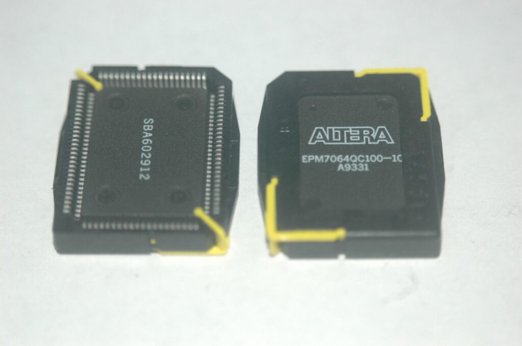 Altera CPLD EPM7064QC100-12 eeprom POF replicação do programa ajudará o engenheiro a recuperar o software embarcado cpld chip epm7064ac100 de sua memória eeprom, o bit de fusível de segurança do cpld IC EPM7064QC100 será desbloqueado