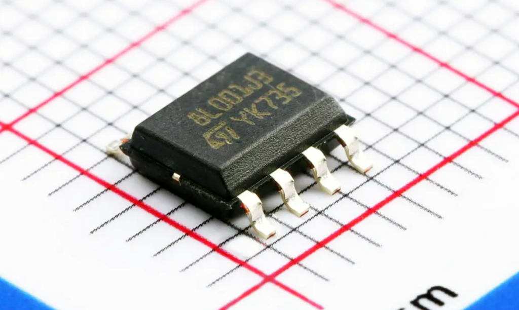 STMicroelectronics STM8L001J3 la fissuration de la protection flash du microcontrôleur doit utiliser le faisceau d’ions focalisation pour retirer le bit de fusible de la mémoire flash et récupérer l’hexamal intégré de la mémoire flash STM8L001J3, lire le logiciel à partir de la mémoire du microprocesseur STM8L001J3